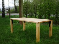 Jídelní stůl s dřevěnými nohami